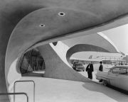 «Терминал TWA в аэропорту Джона Ф. Кеннеди». Эзра Столлер. Нью-Йорк, шт. Нью-Йорк, 1962