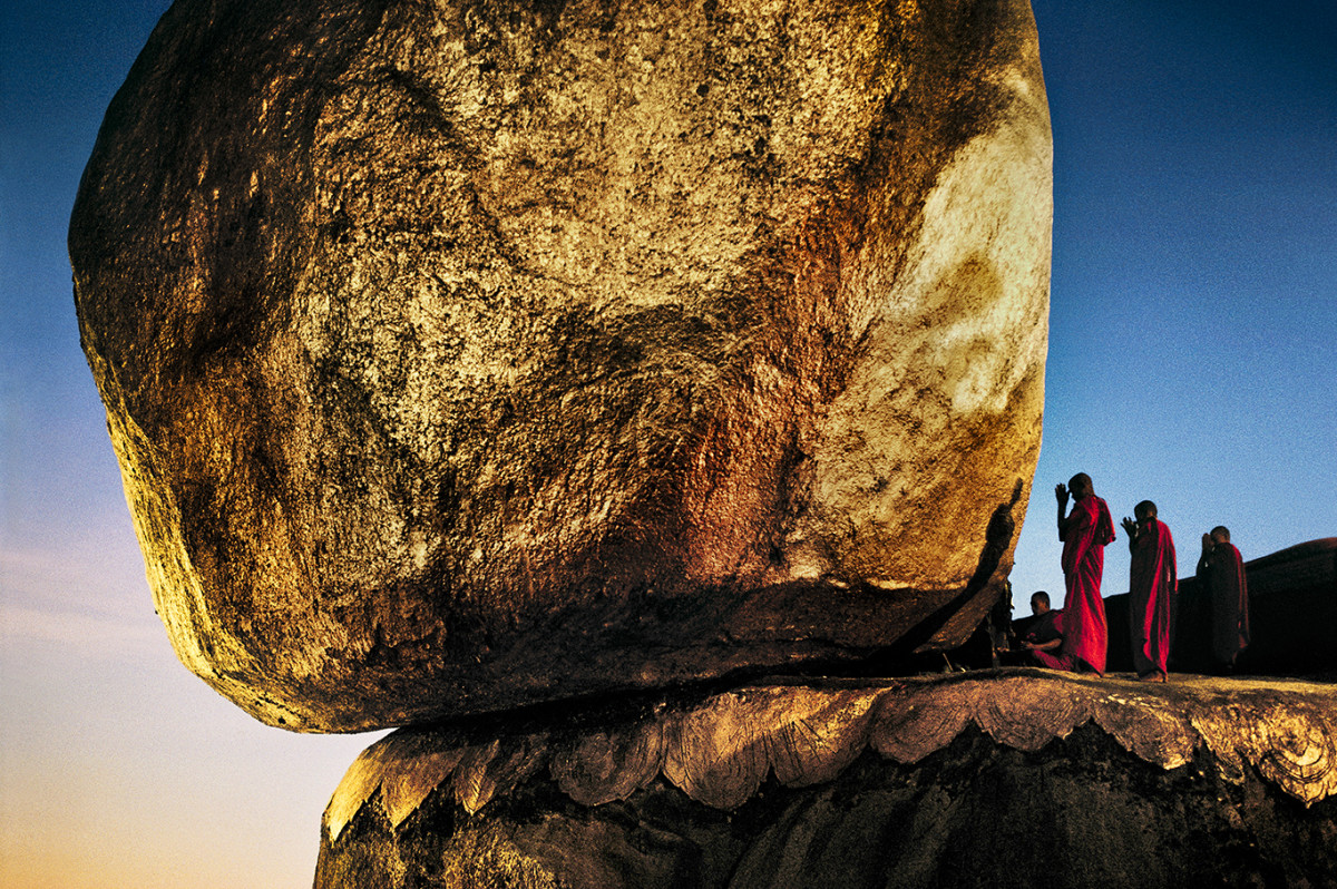 Стив МакКарри.  Монахи на Золотой скале. Кьяикто, Мьянма.