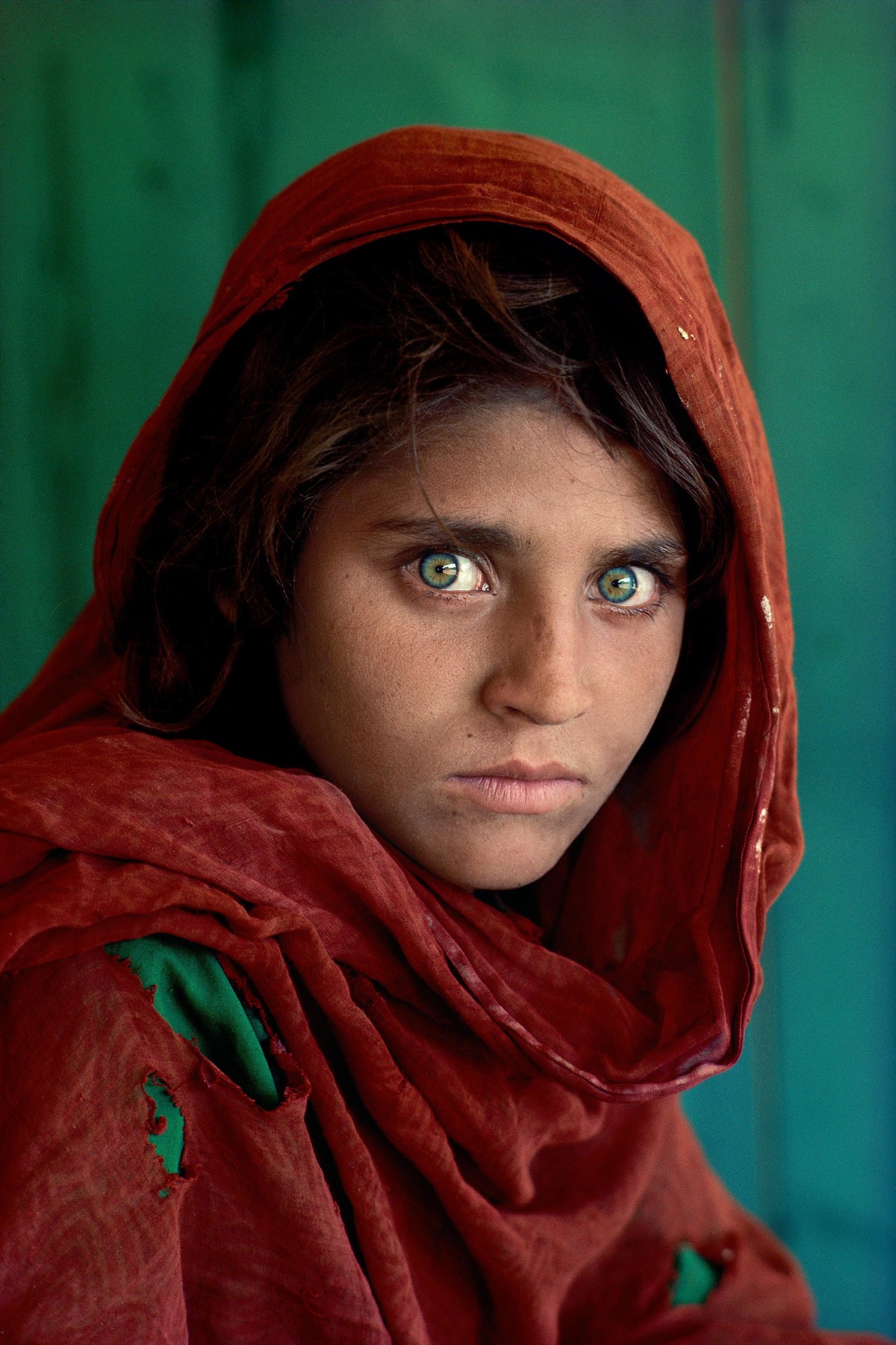 Стив МакКарри. Шарбат Гула. Афганская девочка. Лагерь беженцев Насир-Баг недалеко от Пешаварa, Пакистан.