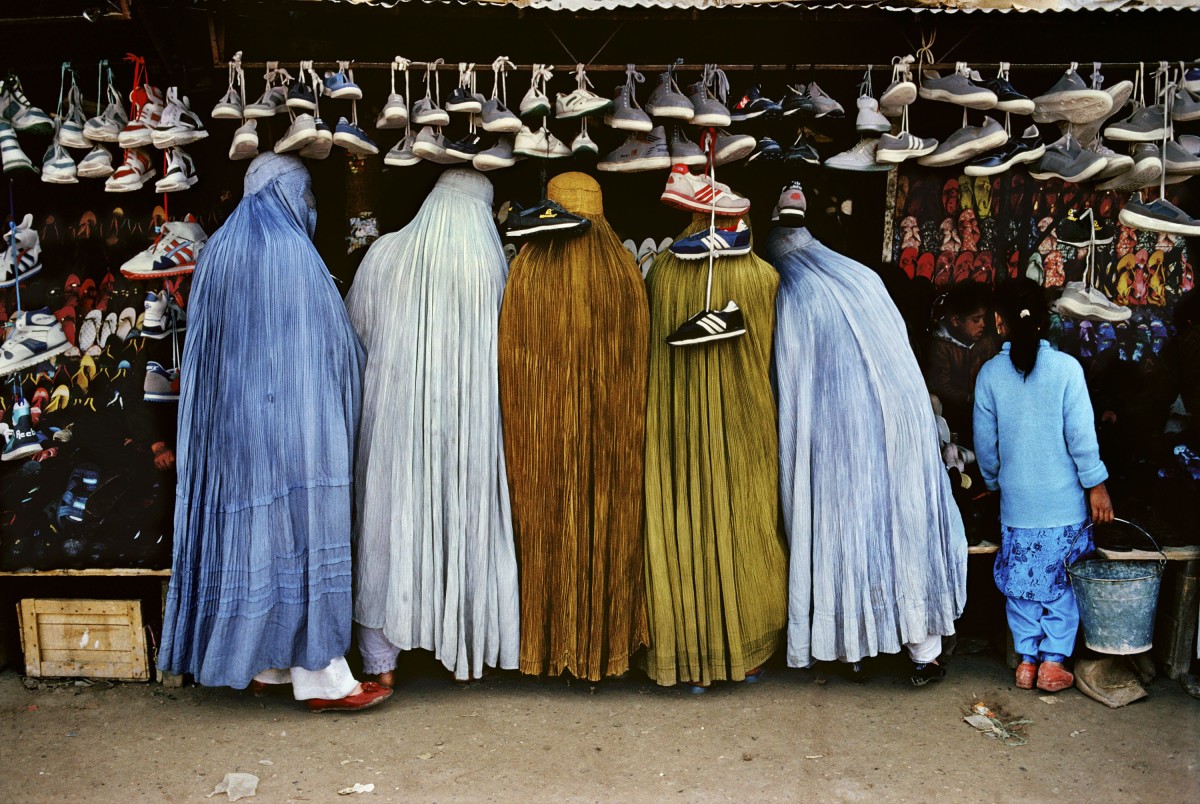 Стив МакКарри. Женщины в магазине обуви. Кабул, Афганистан.